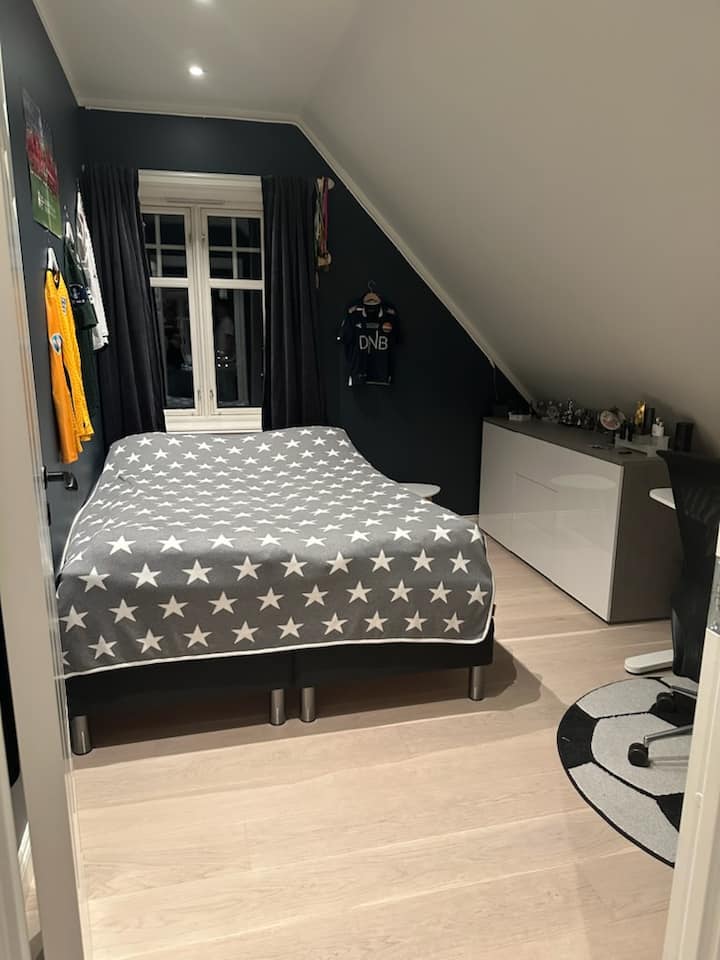 Спална соба на 3-ти кат. Излезете во дневната соба на поткровјето. Кревет широк 150 см. 