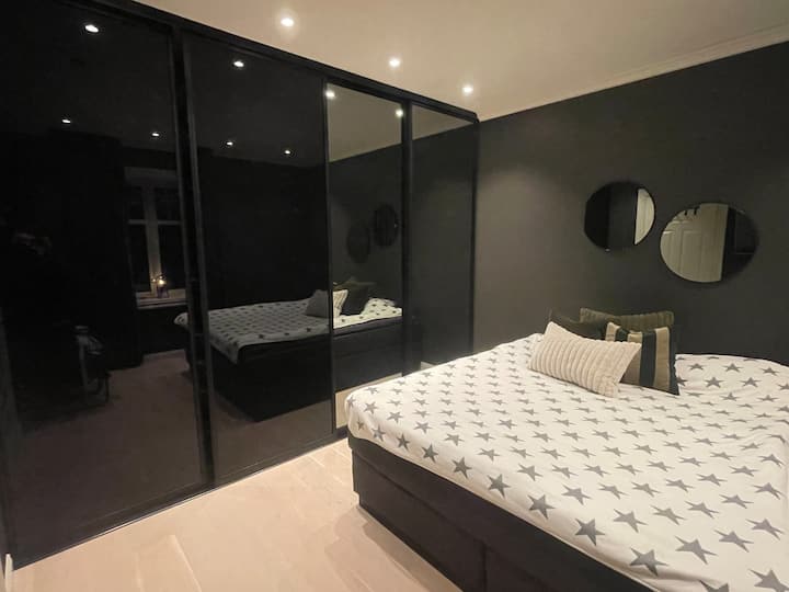 Главна спална соба на вториот кат. Излезете во дневната соба. Креветите се 180 см. Широк. 