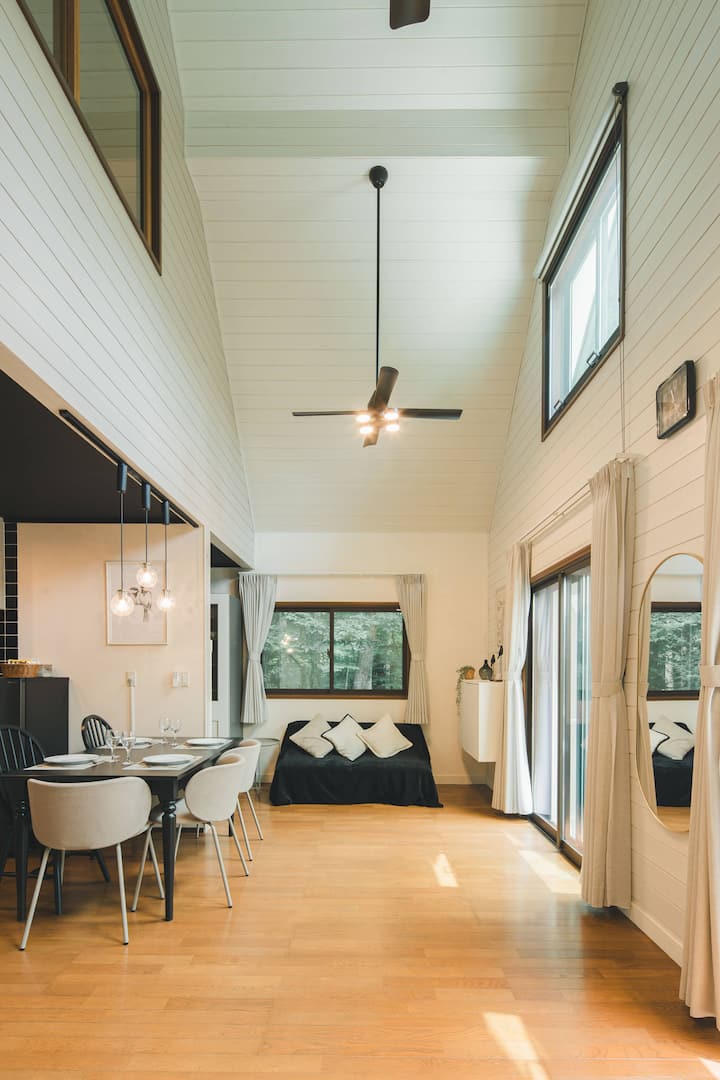 軽井沢追分 ｜緑に包まれた1棟貸切別荘でリラックス｜専用庭付 - 借り