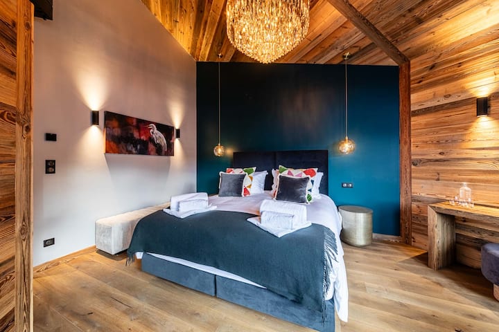 ಬೆರಗುಗೊಳಿಸುವ ನಂತರದ ಬಾತ್‌ರೂಮ್ ಹೊಂದಿರುವ ಮಾಸ್ಟರ್ ಸೂಟ್. ನೀವು ಕಟ್ಟಡವನ್ನು ಪ್ರವೇಶಿಸುವಾಗ ಈ ಮಲಗುವ ಕೋಣೆ ನೆಲದ ಮೇಲೆ ಇದೆ, ಆದರೆ ಏಕಾಂತ ಮತ್ತು ಶಾಂತಿಯುತ ಮನೆಯ ಮೂಲೆಯಲ್ಲಿ ಸಿಕ್ಕಿಹಾಕಿಕೊಂಡಿದೆ.