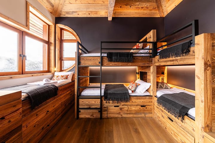 ಮಿರಾಡರ್ - 6 ಹಾಸಿಗೆಗಳನ್ನು ಹೊಂದಿರುವ ವಾಚ್‌ಟವರ್ ಬಂಕ್ ರೂಮ್.  ಶೇಖರಣಾ ಡ್ರಾಯರ್‌ಗಳು ಮತ್ತು ಎಲ್ಲರಿಗೂ ನೇತಾಡುವ ಕೊಕ್ಕೆಗಳನ್ನು ಹೊಂದಿರುವ ಪೂರ್ಣ ಏಕ ಗಾತ್ರದ ಹಾಸಿಗೆಗಳು. ಹವಾನಿಯಂತ್ರಣ ಘಟಕ ಮತ್ತು ಬ್ಲ್ಯಾಕ್‌ಔಟ್ ಬ್ಲೈಂಡ್‌ಗಳು. 