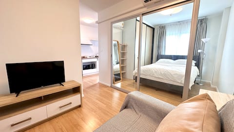 Comfy Condo near Pak Nam BTS, Amazing River Views.