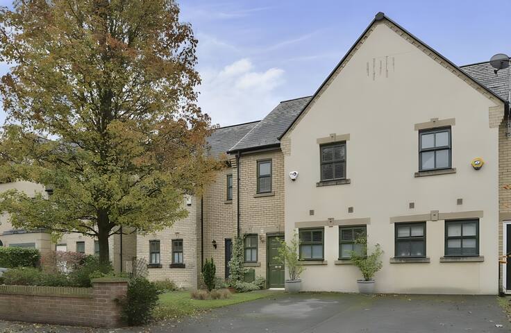 Luxury 3-Bed House | 10 min to City | Free Parking