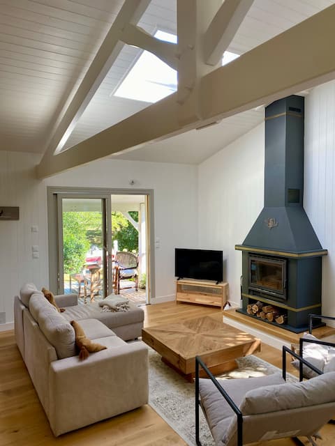 Annonce Airbnb populaire: Beautiful wooden house on the edge of the canal à La Teste De Buch