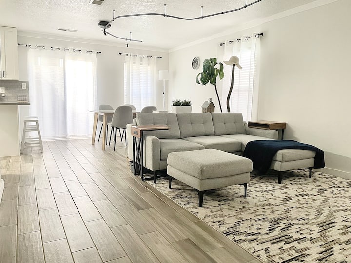 Safe Modern Mountain Home - Albuquerque, NM