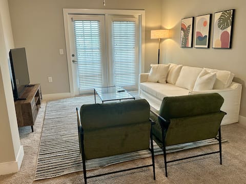 2BR 2BA- Pool & Gym- Mins to I-26, Mercedes, CSU