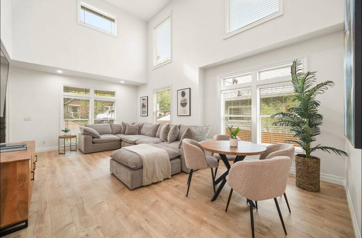 Stylish retreat close to PDX