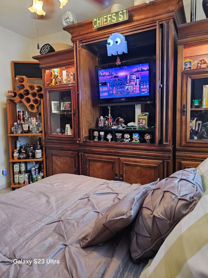 Chief Street: Themed Gameroom/Bedroom Full Size (Casper) with Xbox, Dominoes, Backgammon, Reading Materials, stocked MiniBar and More. 