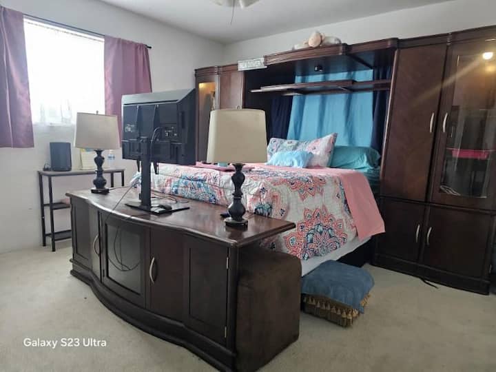 Ben Dover Lane Street: Master Queen Memory Foam (Nectar) Bedroom with Roku, Xfinity Tv & Internet, Fbook Portal with Alexa and Stocked TX Wine Bar / Mini Bar /Stocked Keurig Kcup Coffee Bar/ Mini Fridge, & Body Massager. Blackout Curtains 
