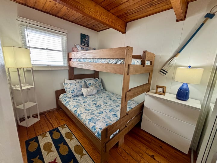 Kreveti s dva odvojena kreveta umjesto kreveta na kat s dovoljno prostora u ormaru.