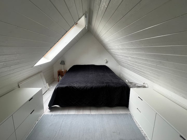 Dhomë gjumi me krevat dopio dhe shumë hapësirë për ruajtje. 