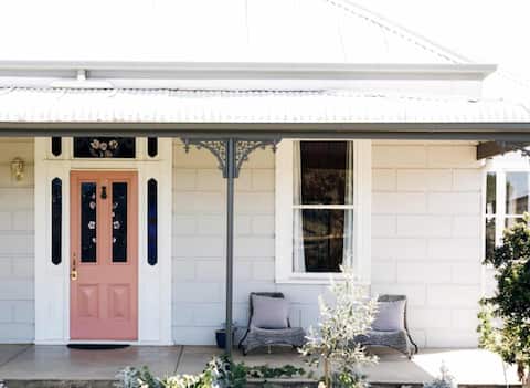Country Cottage, vineyard/rural views, 6-8 sleeper