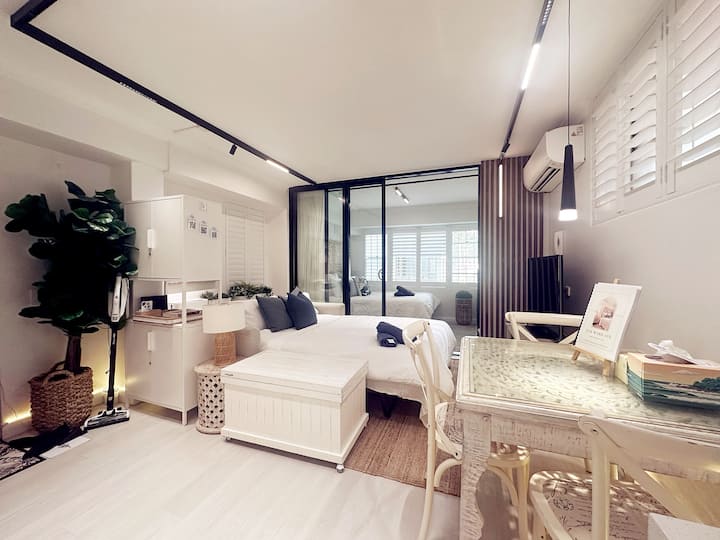 El sofá cama se convierte en una cama doble con sábanas limpias. Una puerta corrediza de vidrio con cerradura separa el dormitorio del área de estar para mayor privacidad, ideal para dos personas que duermen por separado en la cama queen y el sofá cama.