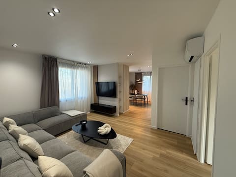 Charming listed house, with garden and garages