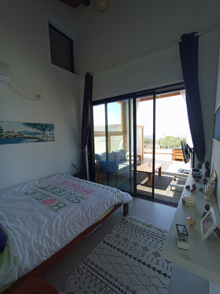 La chambre au deuxième étage à partir de laquelle vous pouvez sortir vers votre salon intérieur privé ou vers le jacuzzi ou vers le lit de bronzage ou vers le coin salon ou simplement vous allonger dans le lit luxueux et profiter de l'air frais et de la vue sauvage.