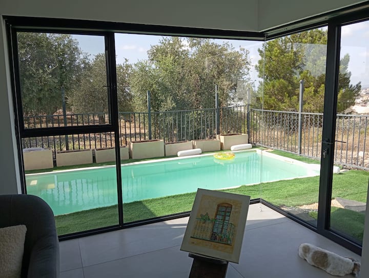 Depuis le salon, vous pouvez voir directement dans la piscine et la vue imprenable sur l'oliveraie et l'oued sans fin, qui est également plein d'oliviers.
Très utile même lorsque vous voulez vous asseoir un peu dans la climatisation pendant que les enfants sont dans la piscine :)