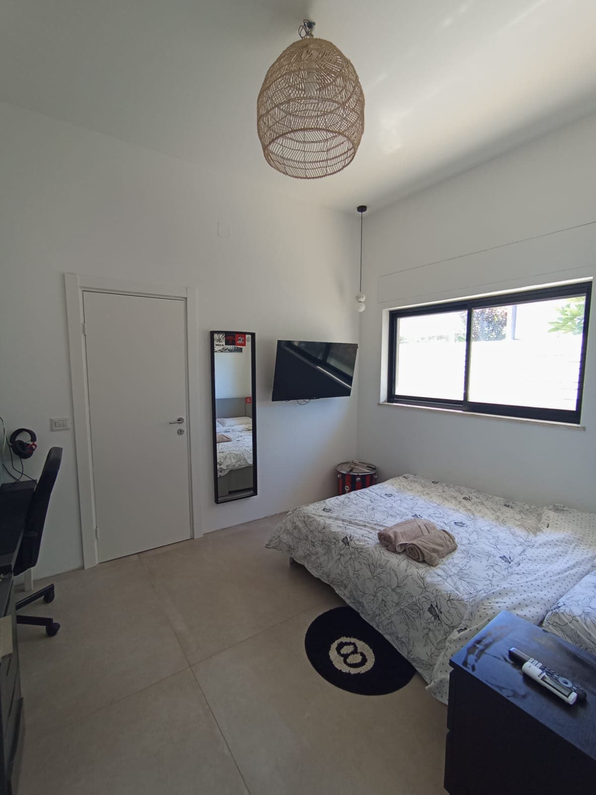 Втората соба 1 на влезниот кат вклучува:
Бањата во собата содржи: туш, тоалет, мијалник, огледало.
Брачен кревет (широк 150-179 см).
Ноќна масичка.
Клима-уред.
Големо огледало.
Wifi.
Електрични ролетни.
Телевизор со различни канали – Cellcom, Disney, Netflix, Amazon Prime и друго...
Додатоци за атмосферата :)