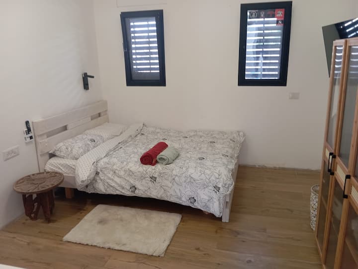 La deuxième chambre 2 au rez-de-chaussée comprend :
Lit double.
Une commode à côté du lit.
Climatiseur.
Grand miroir.
Wi-Fi.
Volets roulants électriques.
Télévision avec une variété de chaînes - Cellcom, Disney, Netflix, Amazon Prime, et plus encore...
Accessoires pour créer une ambiance :)