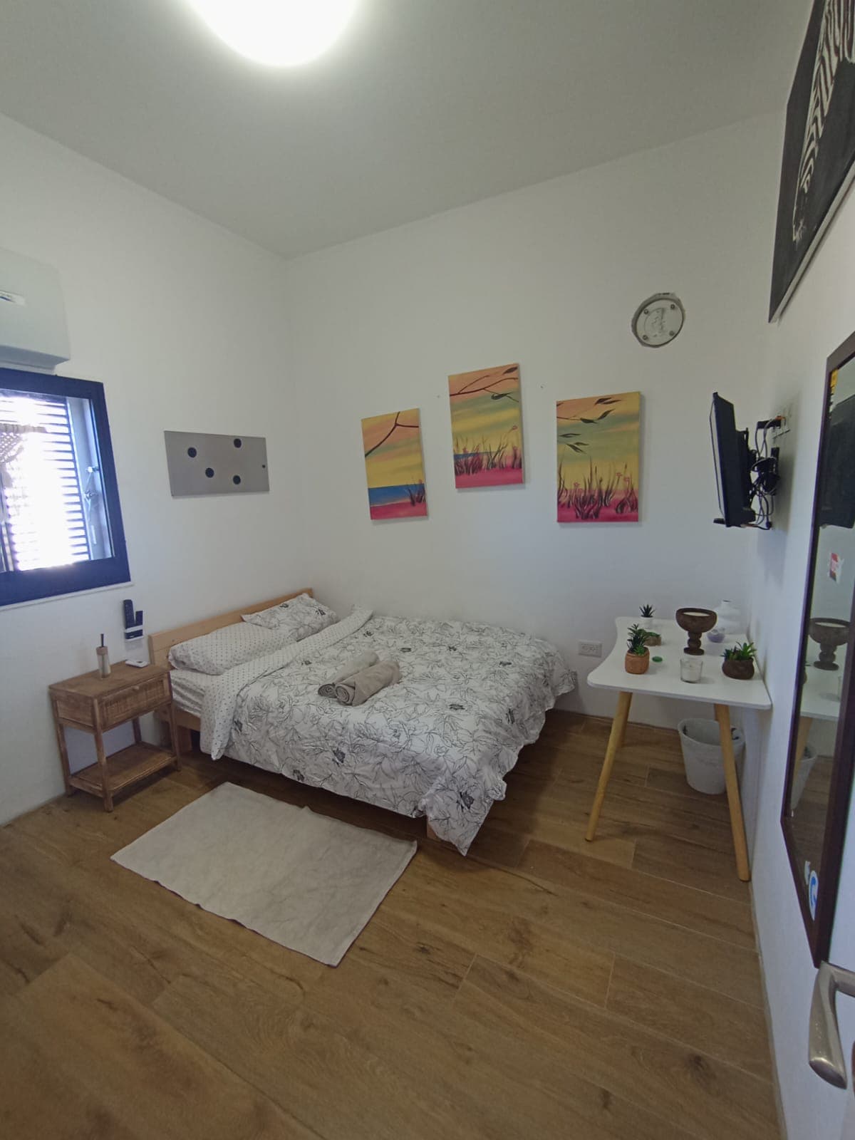 Втората соба во приземјето вклучува:
* Дупли кревет (широк 150-179 см).
* Ноќно шкафче.
* Голема огледало.
* Wifi.
* Телевизор со различни канали. 
* Фотографии.
* Додатоци за амбиент :)
* * Оваа соба е и стандардна безбедна соба која лесно може да ги смести сите гости (што нема да ни треба).