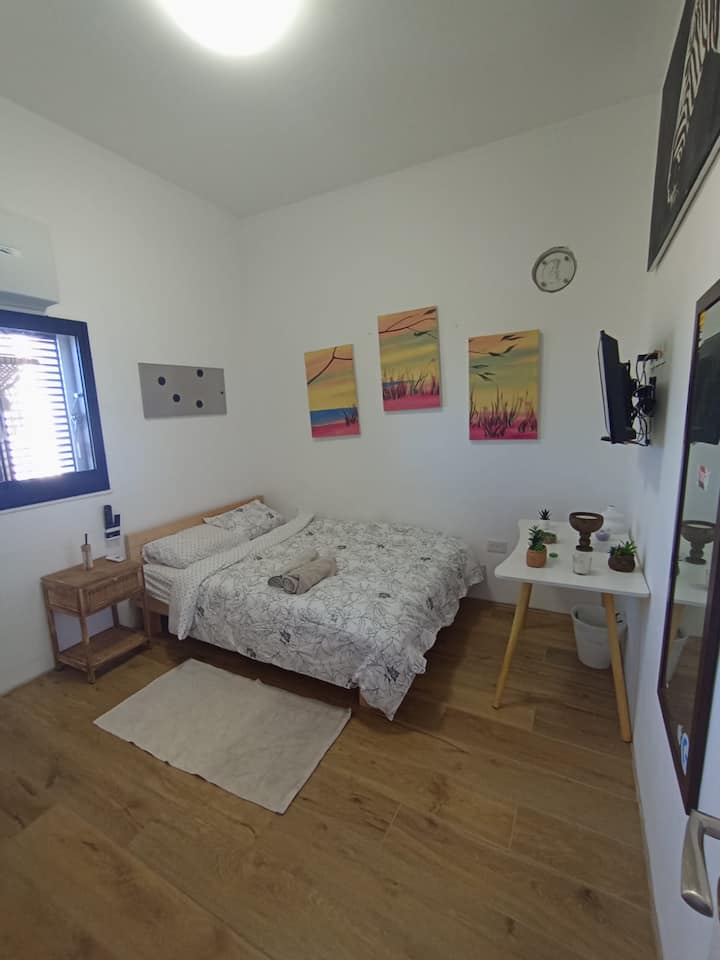 La deuxième chambre négative à l'étage d'entrée comprend :
* Lit double.
* Commode à côté du lit.
* Grand miroir.
* Wi-Fi.
* Télévision avec une variété de chaînes. 
* Images.
* Accessoires pour créer une ambiance :)
** Cette chambre est également une chambre de sécurité standard qui peut facilement accueillir tous les voyageurs (ce que nous n'aurons pas à faire).