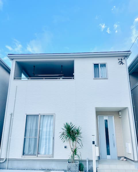 New detached villa with four bedrooms and two shower rooms, close to the airport and the highway, fe