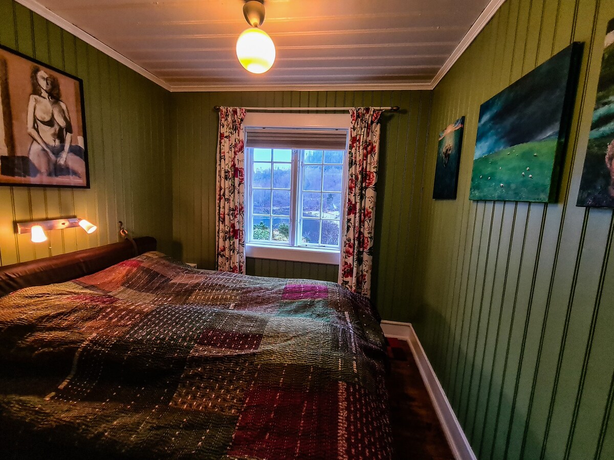 Спалня с двойно легло (160 ширина) и душ с вълни: -)