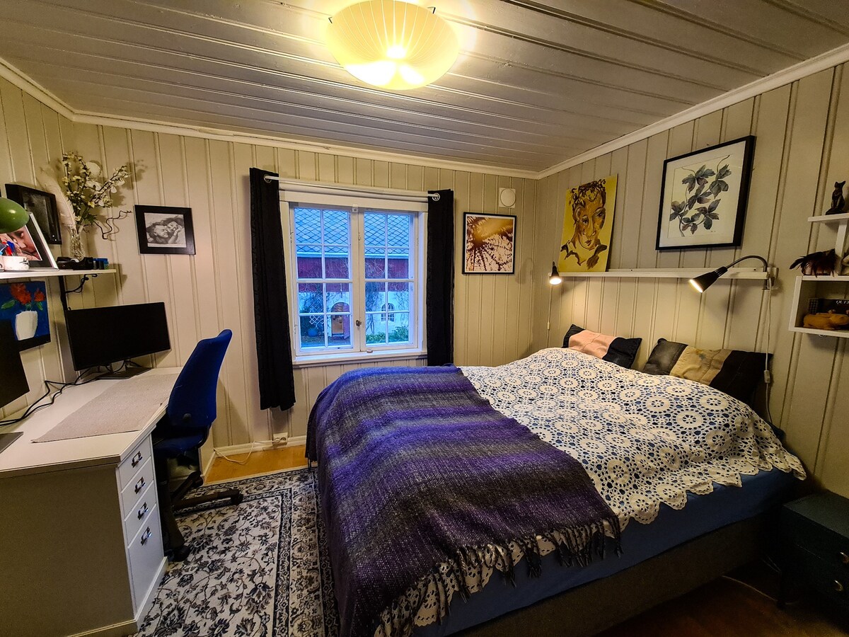 Двойно легло (160 см) с работно бюро