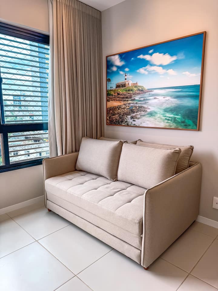 Comfortabele woonkamer met slaapbank, verduisteringsgordijnen en breed raam. Equipadao met wifi, tv en airconditioning. Ruimte zorgvuldig ingericht, ontworpen om rust en bruikbaarheid te bieden tijdens je verblijf.