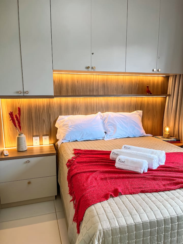 Comfortabele kamer met tweepersoonsbed, kledingkast, gordijnen met airconditioning verduistering en snelle wifi. Rustige omgeving, ideaal om te ontspannen. Breed raam met aangenaam uitzicht. De stad is perfect om uit te rusten na het verkennen van de stad of te genieten van het strand.