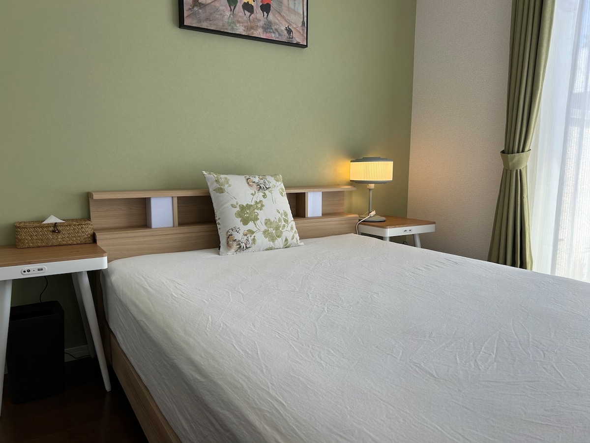 Spavaća soba okrenuta prema jugu ima odlično osvjetljenje, leži u krevetu i uživa u suncu...