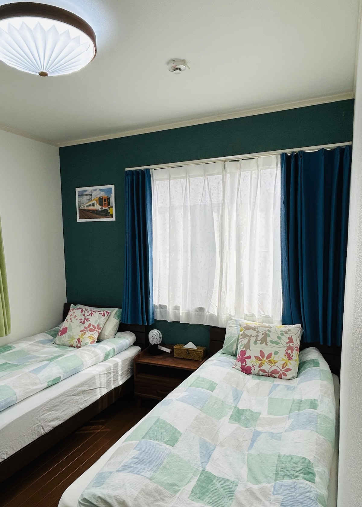 Spavaća soba okrenuta prema jugu, osunčana, 2 kreveta za jednu osobu, topla i udobna.