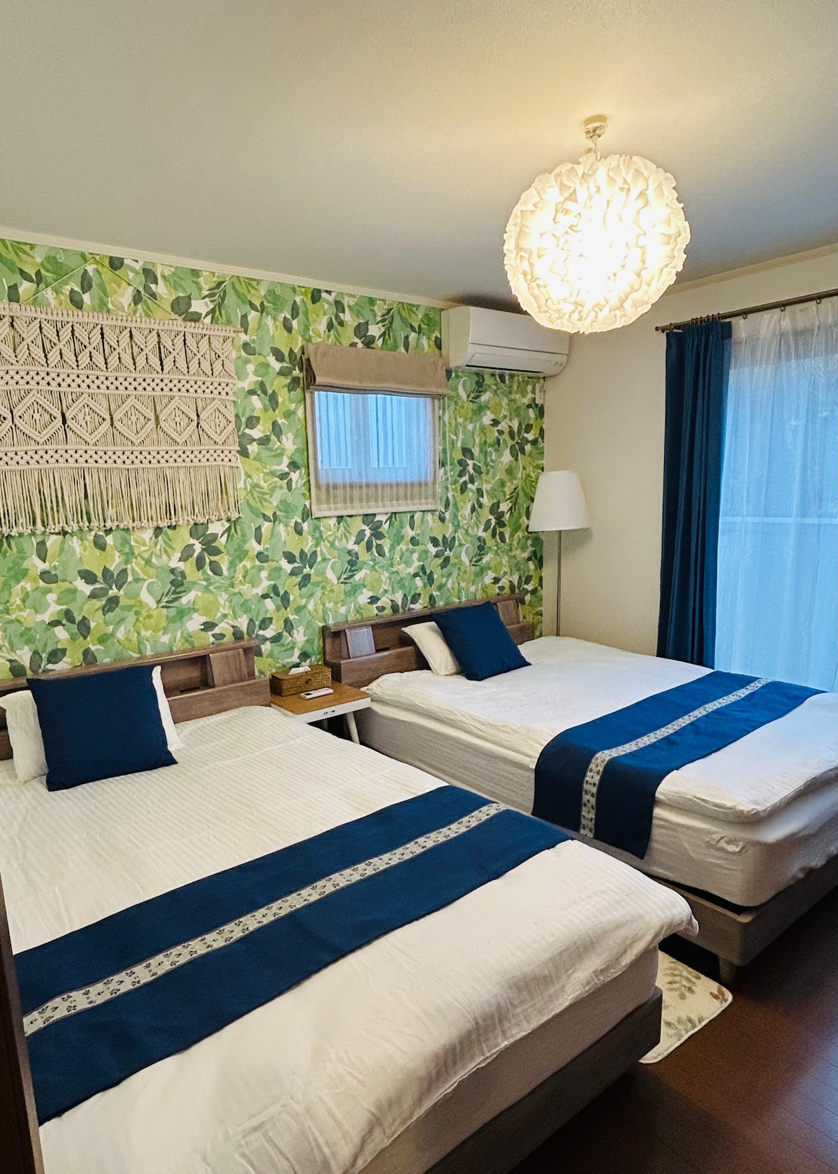 Dva bračna kreveta od 1,4 m, cijeli krevet i madrac te prekrivači za krevet vrhunski su proizvodi izrađeni u Japanu, tako da se možete dobro naspavati...