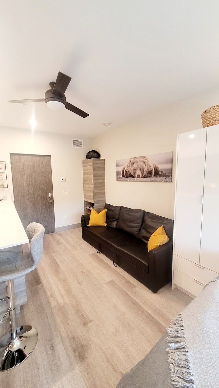 Lakeside Condo - King Bed + Pool - Vernon
