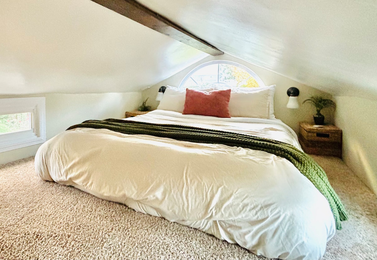 Lit queen size dans un loft