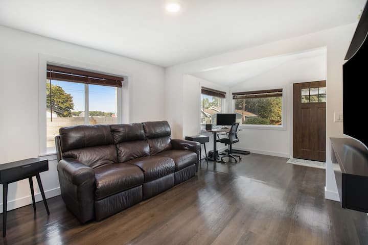 Slice Of Paradise + Fully Fenced Rear Yard - Portage, MI