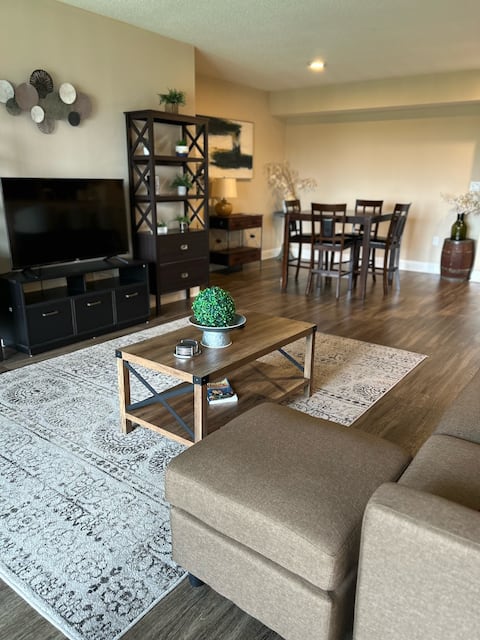 Top Airbnb: 2 Bedroom Apt |Camden Grandview|Balcony City View in Dilworth