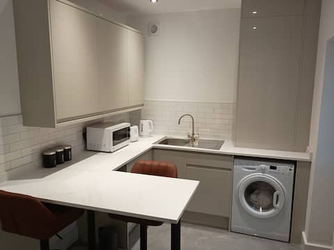 Top performing Airbnb: Trinity Airport Lodge in Kirkstall