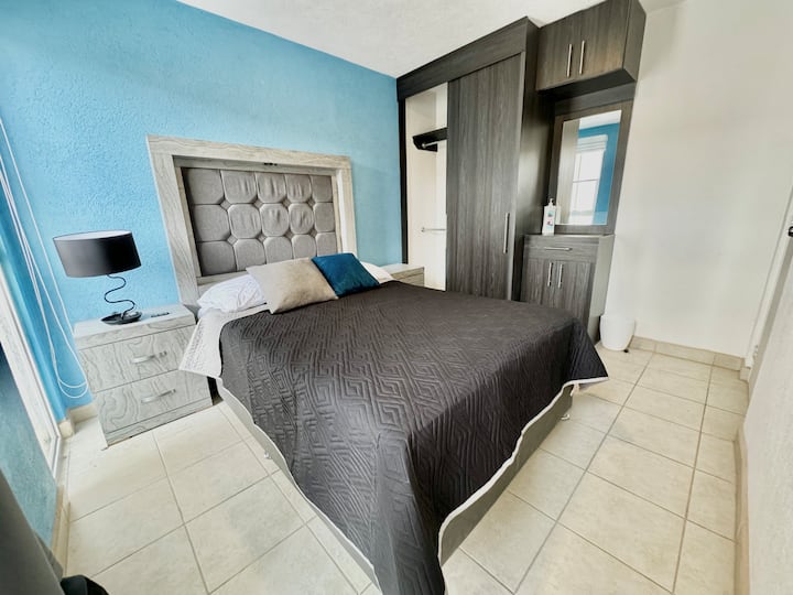 Красива спалня с двойно легло, програмируем и тих подов вентилатор, голям гардероб с чекмеджета, сейф и завеси за затъмняване за по-добра почивка. 