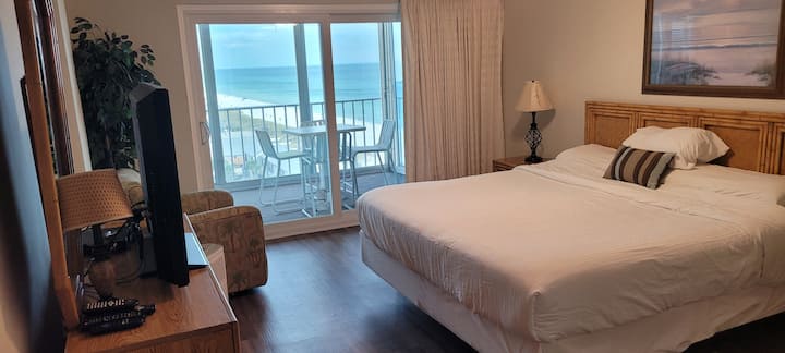 Conjunto de habitación con cama tamaño king, bonitas vistas a la playa y a la orilla y muchos más. 