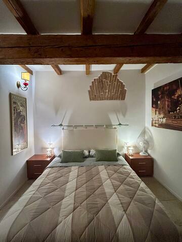 Casa di Ulisse e Penelope, centro storico, Bologna