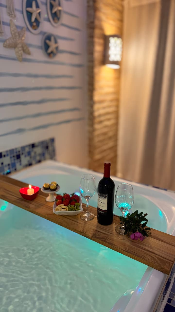 Relaxe na hidromassagem com o seu amor tomando um vinho ou um espumante!