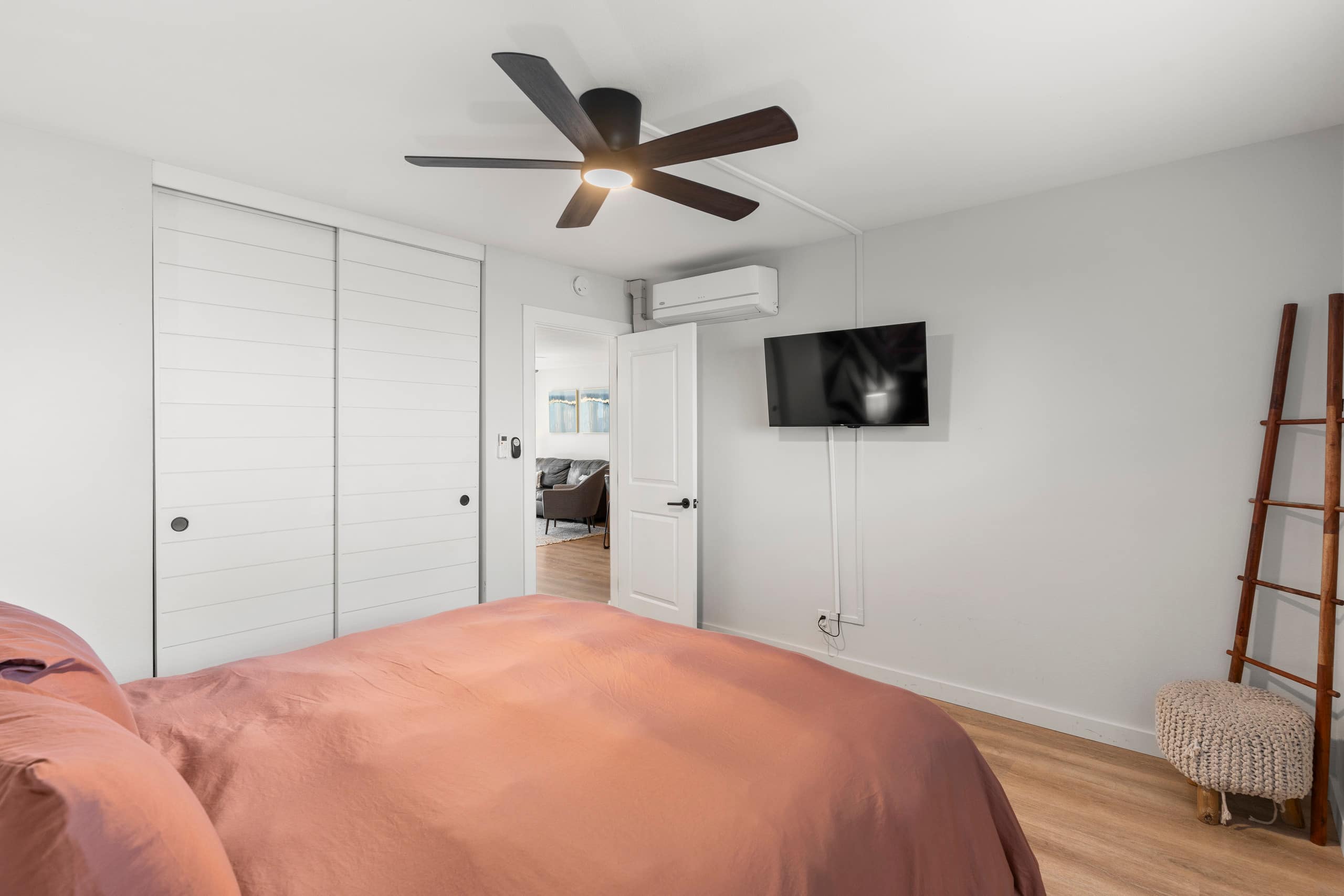 Stylish Oceanfront Remodel 2/2 - Image 16