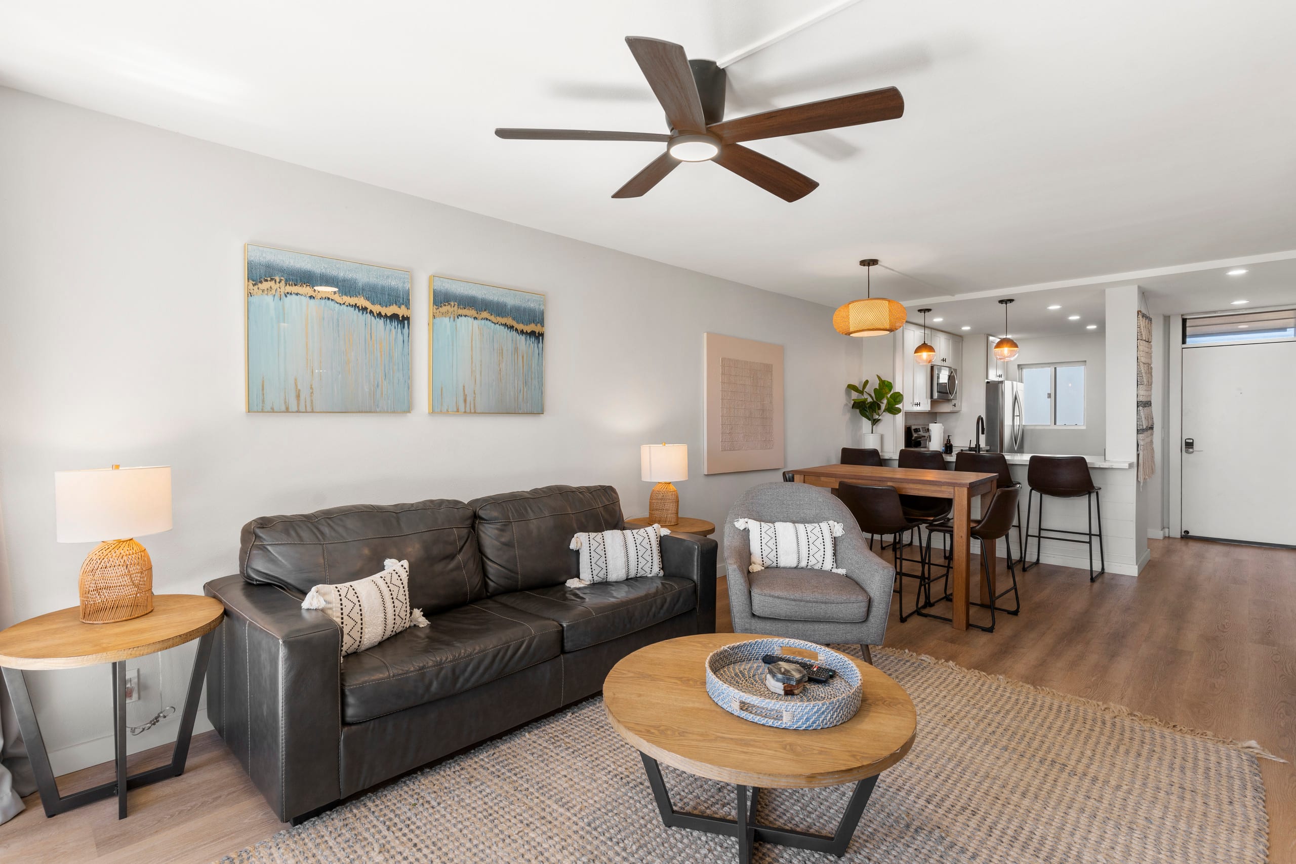 Stylish Oceanfront Remodel 2/2 - Image 5
