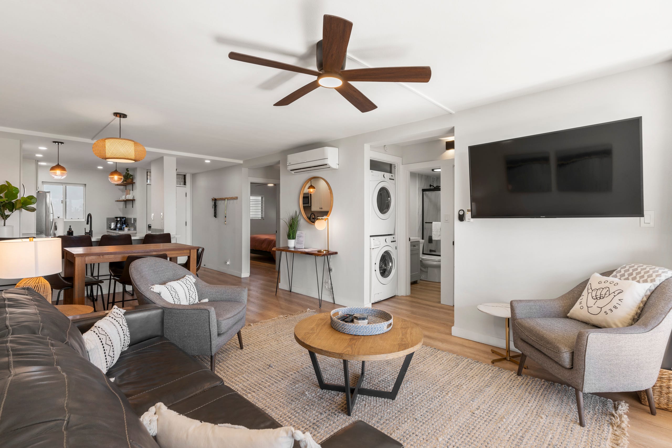 Stylish Oceanfront Remodel 2/2 - Image 4