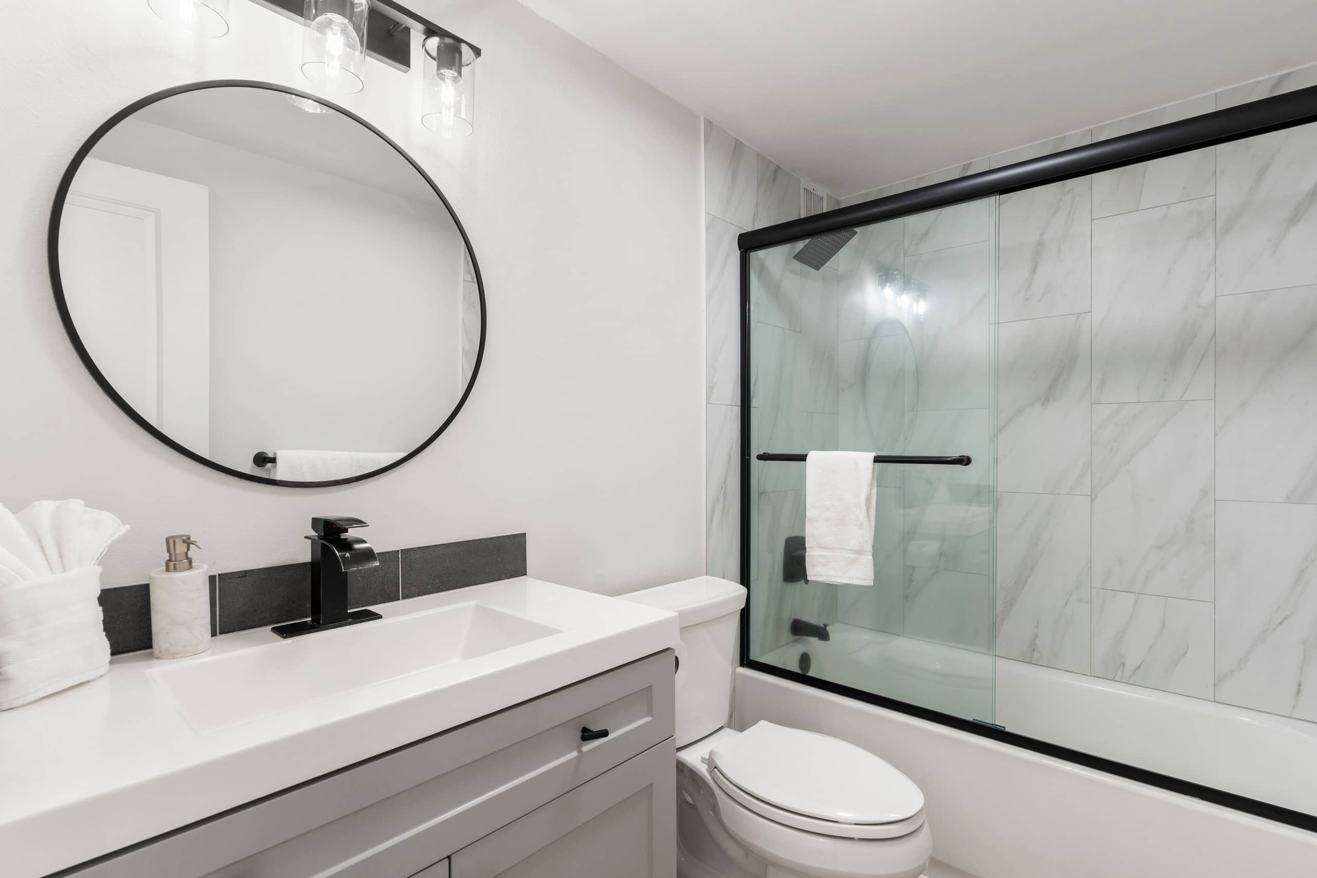 Stylish Oceanfront Remodel 2/2 - Image 18
