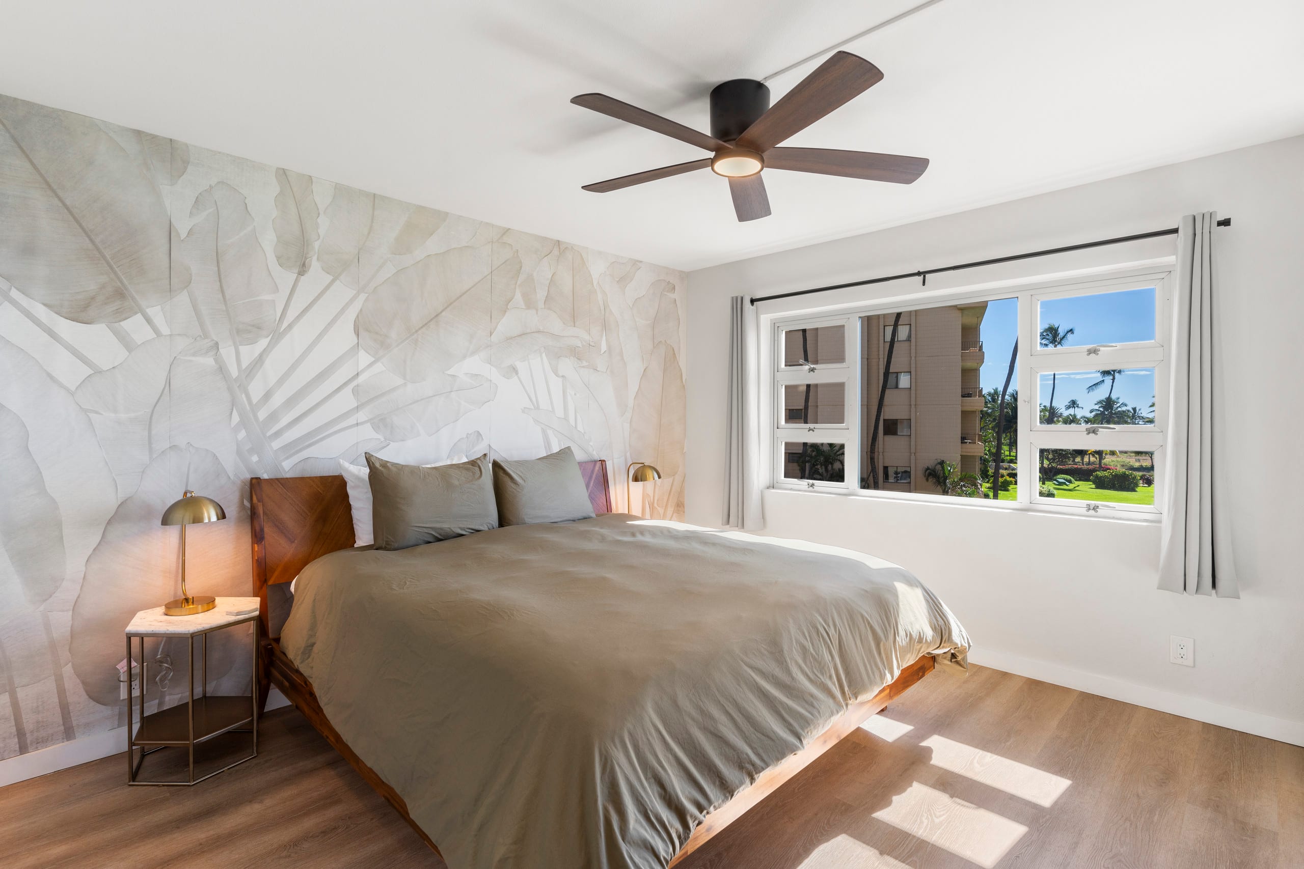Stylish Oceanfront Remodel 2/2 - Image 12