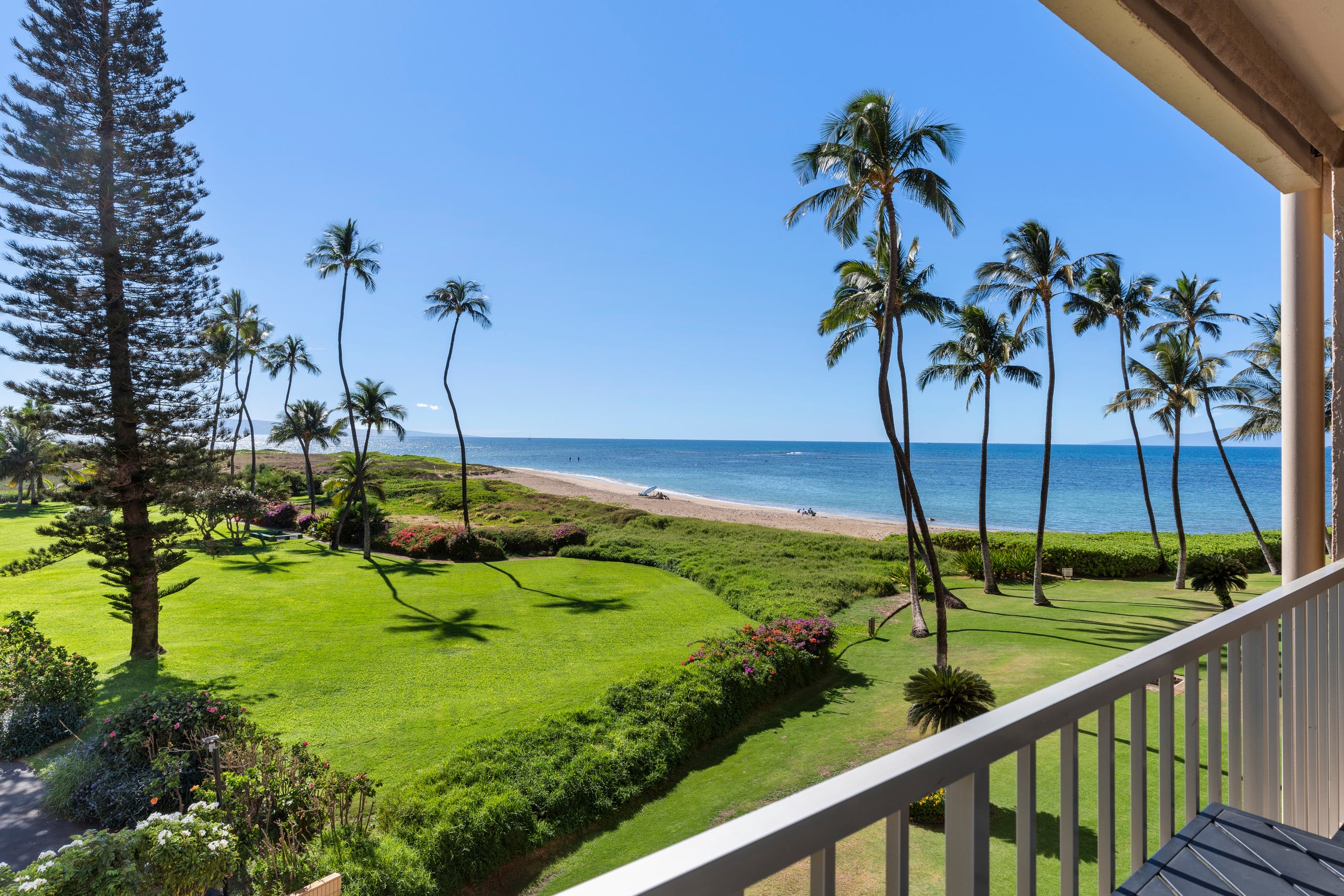 Stylish Oceanfront Remodel 2/2 - Image 26