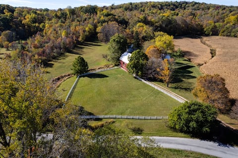 Historic Farmhouse: Hot Tub, Fishing Pond, 5 Acres