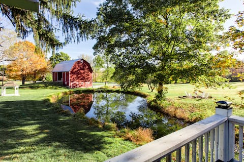Historic Farmhouse: Hot Tub, Fishing Pond, 5 Acres