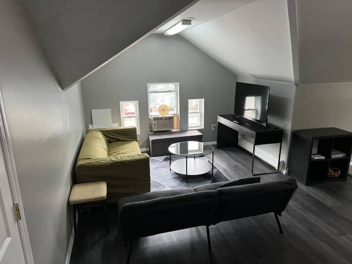 Cozy 2br Near Hicksville Lirr - Westbury, NY